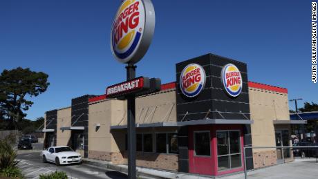 Restaurants wie Burger King investieren in mehr Autos. 