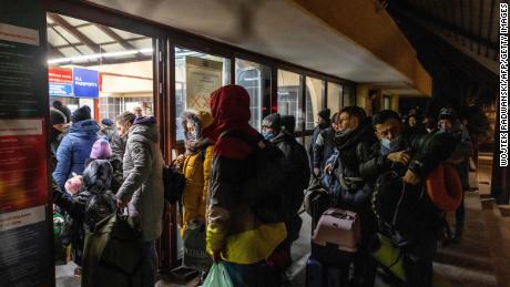 Ukrainische Staatsbürger kommen in den frühen Morgenstunden des 26. Februar an einem Grenzkontrollpunkt zwischen Polen und der Ukraine an.
