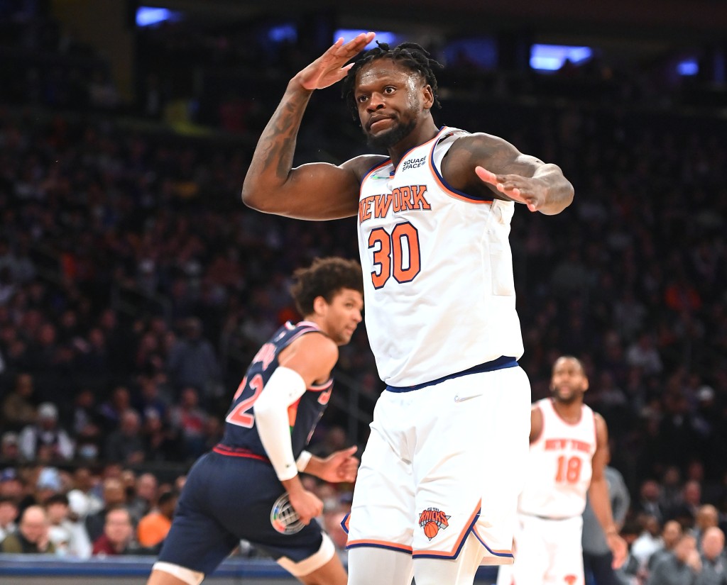 Knicks-Stürmer Julius Randle reagiert, nachdem er in der ersten Hälfte des Spiels gegen die 76ers am Sonntag, den 27. Februar 2022, im Madison Square Garden getroffen hat.