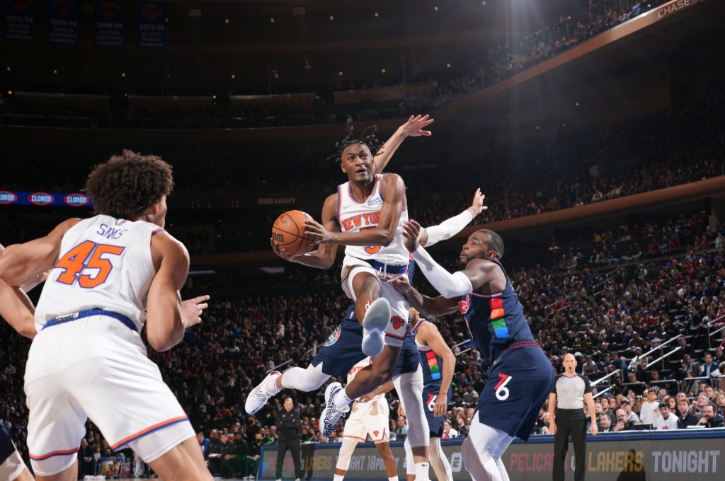 Knicks Guard Emmanuel Quikley führt während eines Spiels gegen die 76ers am 27. Februar 2022 im Madison Square Garden zum Korb.