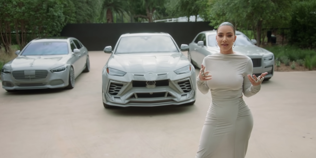 Kim Kardashian gab 100.000 Dollar aus, um ihre Autos passend zu ihrem Zuhause zu lackieren