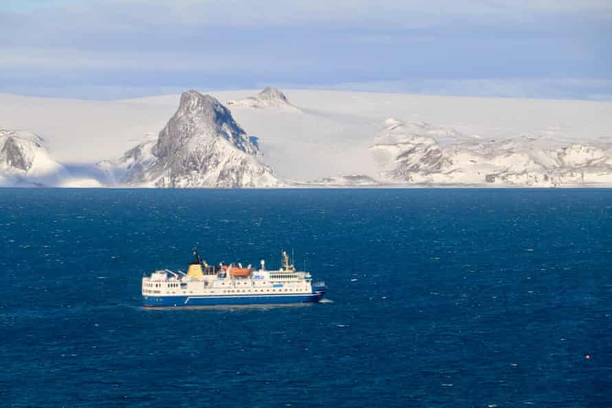 Boot vor der Küste der Antarktis