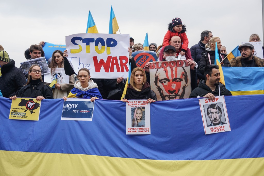 Demonstranten halten Transparente und Flaggen der Ukraine während einer Demonstration gegen die russische Aggression in Istanbul.