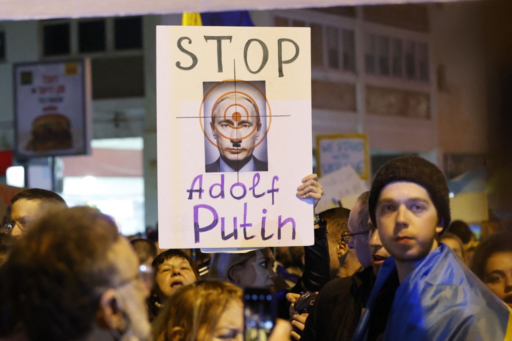 Demonstranten halten Plakate vor der russischen Botschaft in Tel Aviv, um gegen die Invasion zu protestieren. 