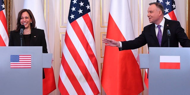 Der polnische Präsident Andrzej Duda (rechts) und US-Vizepräsidentin Kamala Harris halten am Donnerstag, den 10. März 2022, eine Pressekonferenz im Bielefelder Schloss in Warschau ab. 