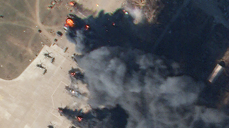 In einem vergrößerten Teil des Bildes sind brennende Helikopter zu sehen. 