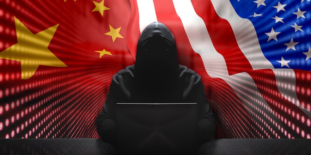 Anonymer Hacker vor seinem Computer mit rotem Wandhintergrund Anonymer Hacker mit schwarzem Hoodie und Laptop vor Symbolhintergrund mit Cyber-Sicherheitskonzept von Binärströmen.