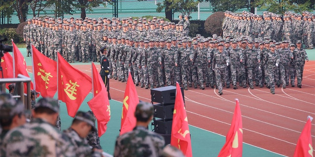 Neue Studenten nehmen am 22. Oktober 2021 an einer militärischen Ausbildung an der Southeast University in Nanjing, Provinz Jiangsu, China, teil.