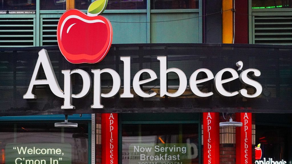 CEO von Applebee sagt, Benzinpreise und Inflation zu nutzen, um Löhne zu senken: Bericht