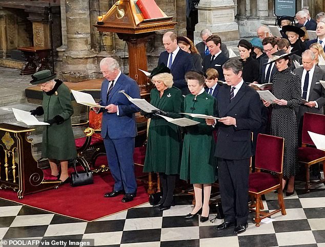 Die BBC hat archiviertes Filmmaterial von Mitgliedern der königlichen Familie geteilt, die Prinz Philip ehren, bevor sein Gedenkgottesdienst live aus der Westminster Abbey übertragen wurde.