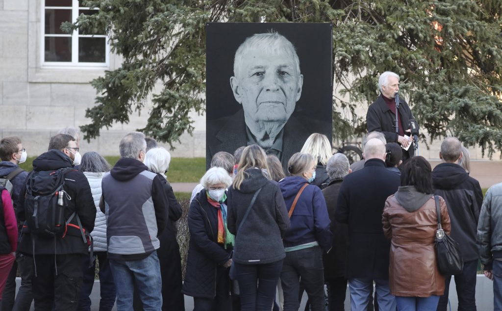 Deutschland ehrt einen Überlebenden von Nazi-Lagern, 96 Tote in der Ukraine