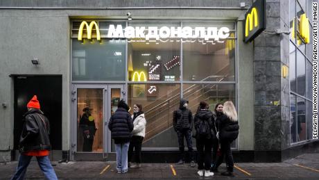 McDonald's kündigte am Dienstag an, seine Standorte in Russland zu schließen. 