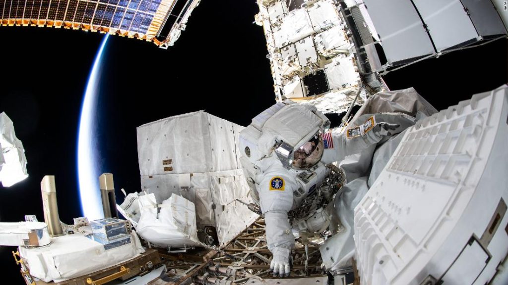 NASA-Astronauten unternehmen Weltraumspaziergänge, um die Stromversorgung der Raumstation zu verbessern