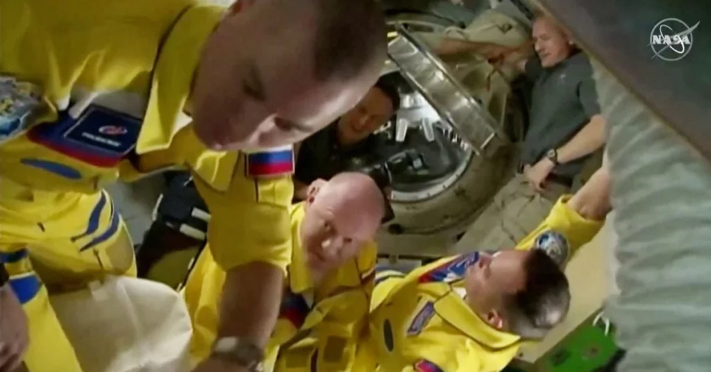 Russland verspottet die Idee, dass Astronauten Gelb trugen, um die Ukraine zu unterstützen