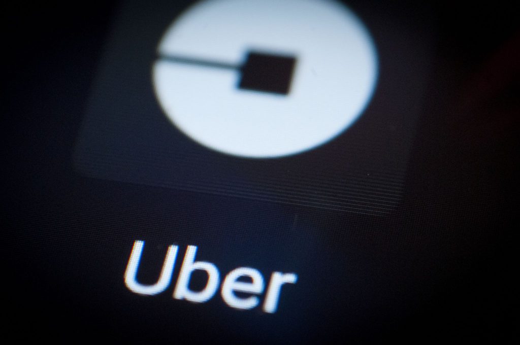 Uber wird aufgrund der höheren Benzinkosten vorübergehend Zuschläge für Fahrten und Essenslieferungen erheben