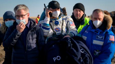 Der NASA-Astronaut Mark Vande Hee wird kurz nachdem er und die anderen Besatzungsmitglieder Peter Dubrov und Anton Shkaplerov von Roskosmos am 30. März 2022 in Zizkazgan, Kasachstan, auf ihrem Raumschiff Sojus MS-19 in der Nähe der Stadt Zizkazgan gelandet sind, in ein medizinisches Zelt verlegt.
