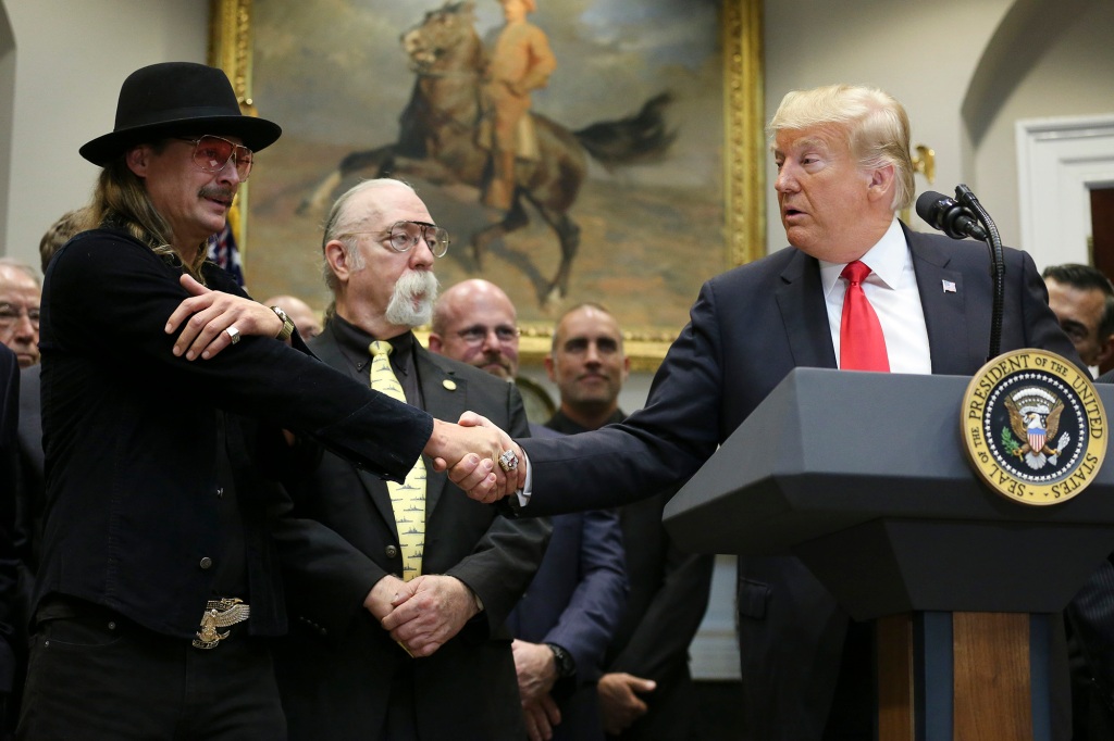 US-Präsident Donald Trump schüttelt Kid Rock die Hand, bevor er HR 1551, den Orrin G. Hatch-Bob Goodlatte Music Update Act, während einer Zeremonie im Roosevelt Room des Weißen Hauses am 11. Oktober 2018 unterzeichnet. 