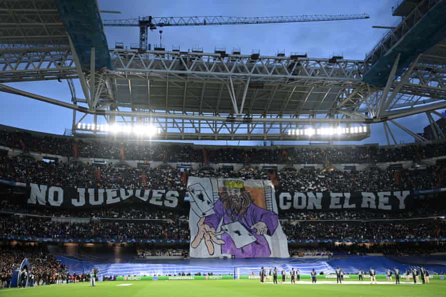 Wunderschönes Tifo von Real Madrid-Fans, die auf die Spieler warten, wenn sie auf das Feld gehen.