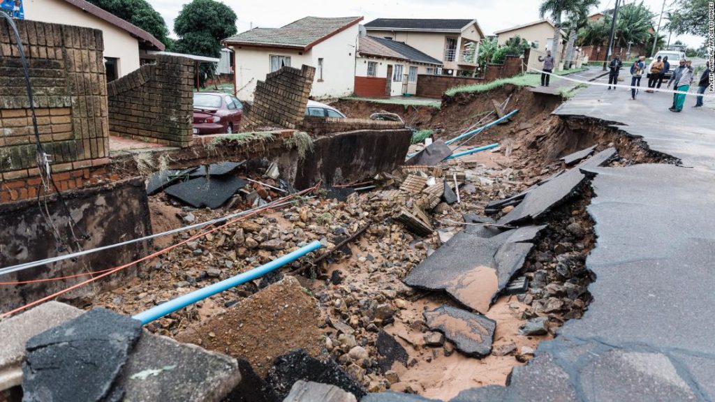 Überschwemmungen in Südafrika: Mehr als 300 Menschen starben, nachdem Überschwemmungen Straßen wegspülten und Häuser in Südafrika zerstörten