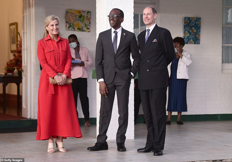 Das Paar wurde am Abend vom Premierminister von St. Lucia, Philippe Pierre, bei einem Empfang in seiner Inselresidenz begrüßt.