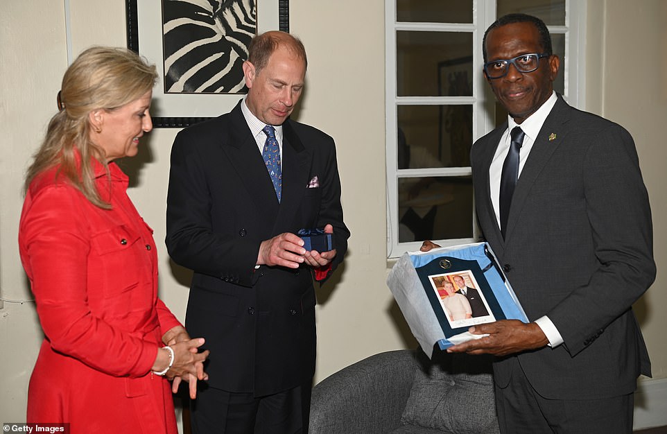 Der Graf und die Herzogin von Wessex tauschten Geschenke mit Premierminister Philippe Pierre aus.  Sie werden während ihrer Tour auch zwei weitere Länder besuchen, Antigua und Barbuda sowie St. Vincent und die Grenadinen.