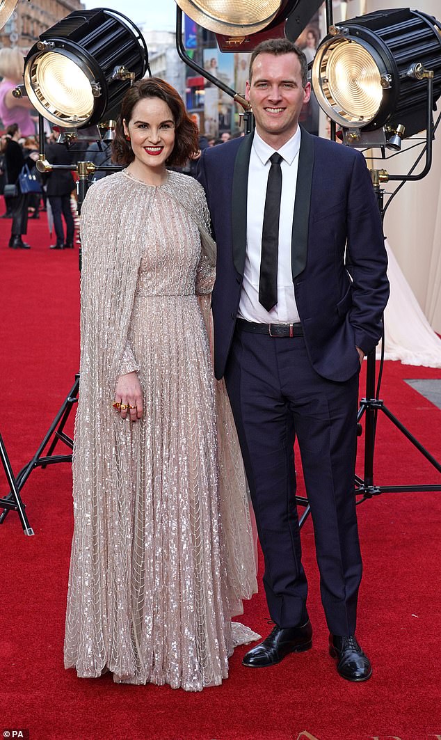 Debüt auf dem roten Teppich: Das verlobte Paar erschien zuvor als verlobtes Paar auf dem roten Teppich bei der Premiere von Downton Abbey: A New Era am Leicester Square.