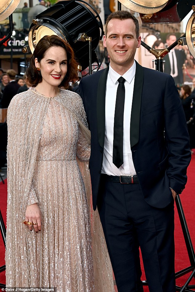 Aufregend: Bei ihrem Debüt auf dem roten Teppich als verlobtes Paar glänzte Michelle in einem auffälligen silbernen Kleid bei der Premiere von Downton Abbey: New Era London