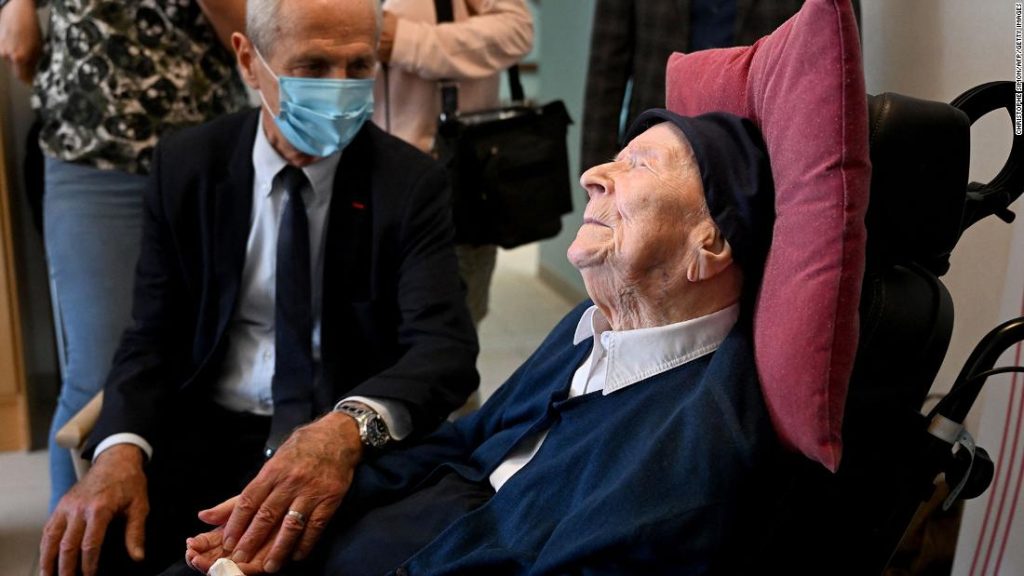 Die älteste lebende französische Nonne der Welt genießt Schokolade und Wein