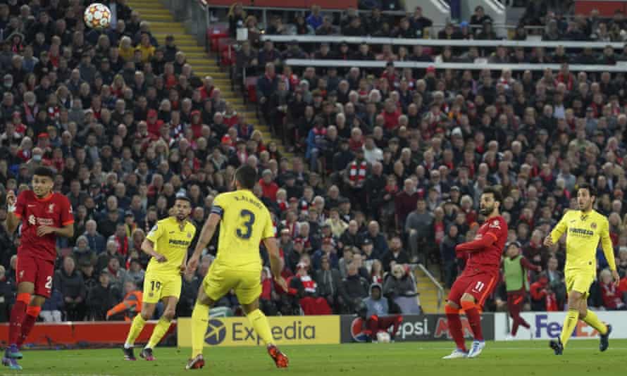 Liverpool-Spieler Mohamed Salah versucht es mit einem Torschuss und verfehlt.
