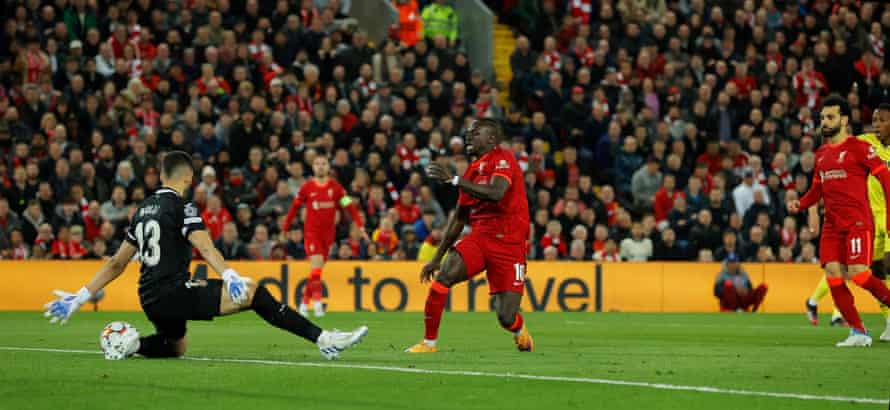 Sadio Mane, Spieler von Liverpool, erzielt das zweite Tor für sein Team.