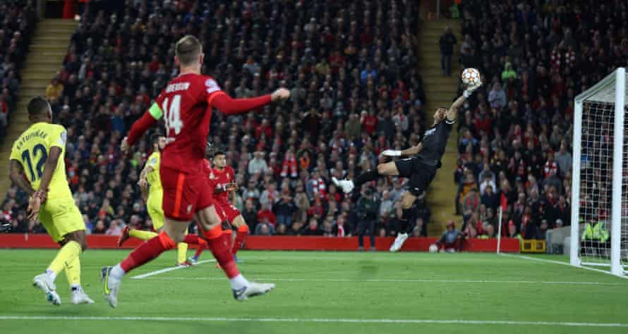 Pervis Estupinan von Villarreal erzielt das erste Tor für Liverpool mit einem Eigentor, nachdem er eine Flanke von Jordan Henderson von Liverpool geblockt hatte.