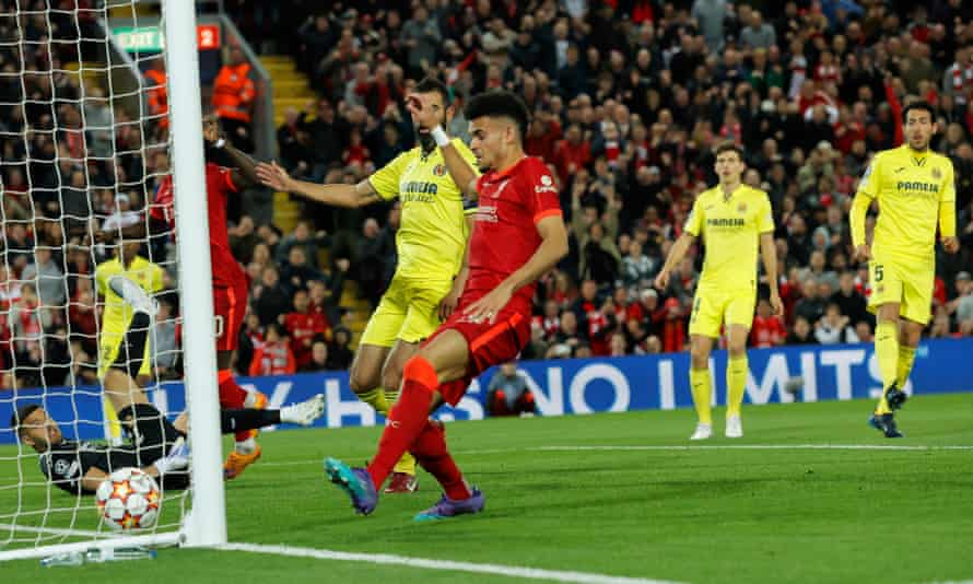 Alle Augen sind auf den Ball gerichtet, der nach einem Querpass von Jordan Henderson, Kapitän von Liverpool, auf Pervis Estopinan, einen Spieler von Villarreal, auf das Netz zusteuert.