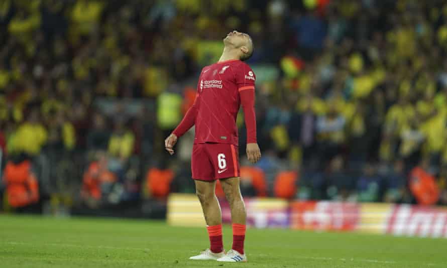 Thiago, der Spieler von Liverpool, reagiert, nachdem er die Torchance verpasst hat.