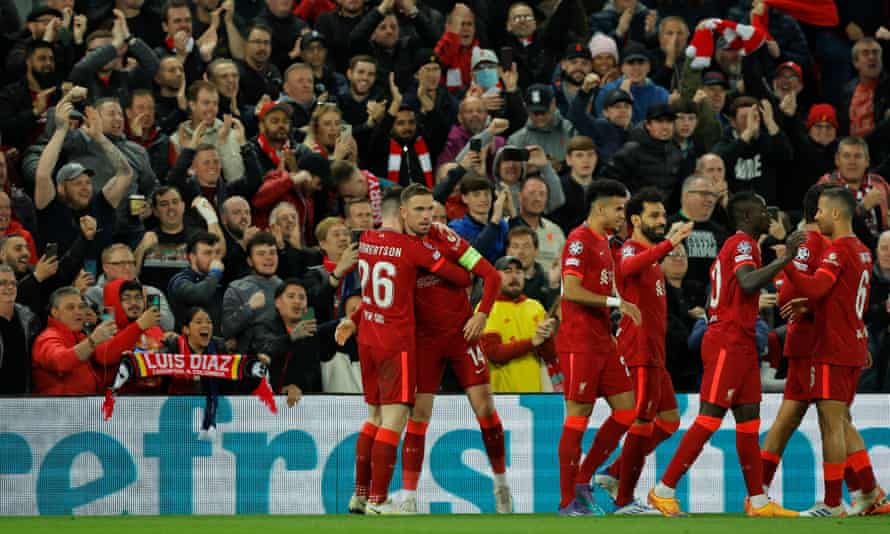 Liverpool-Kapitän Jordan Henderson wurde von seinen Teamkollegen beglückwünscht, nachdem Villarreals Flanke Pervis Estupinan von Villarreal getroffen hatte.
