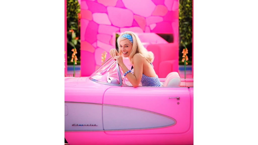 Die realistische Barbie fährt eine elektrische Chevrolet Corvette