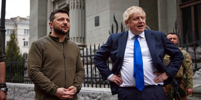 Der ukrainische Präsident Wolodymyr Selenskyj (links) und der britische Premierminister Boris Johnson unterhalten sich bei einem Spaziergang durch die Innenstadt von Kiew.