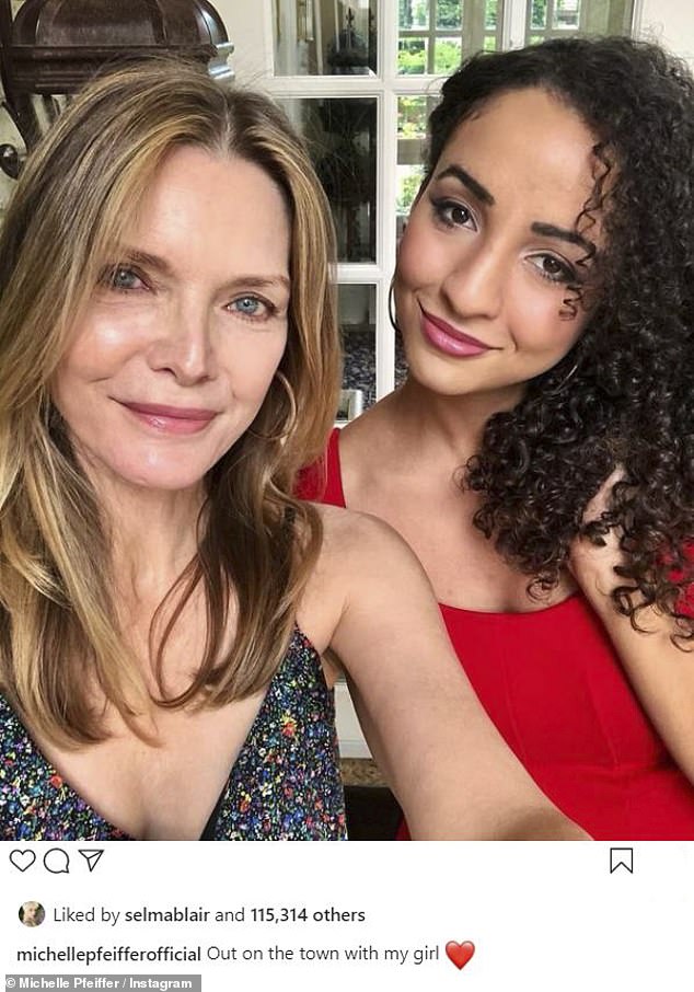 SO SÜSS: Pfeiffer teilte 2021 auf ihrem Instagram ein seltenes und wunderschönes Selfie mit ihrer entzückenden Tochter Claudia Rose