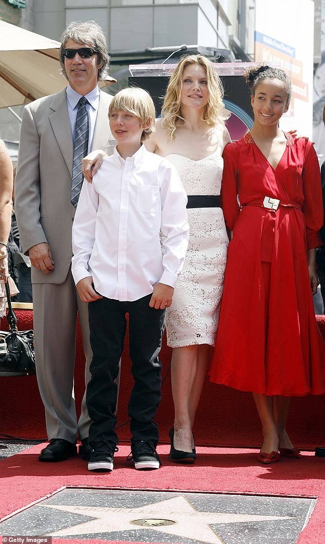 Gruselmomente: Pfeiffer wurde 2007 mit ihrem Mann und den beiden Kindern Claudia und John fotografiert