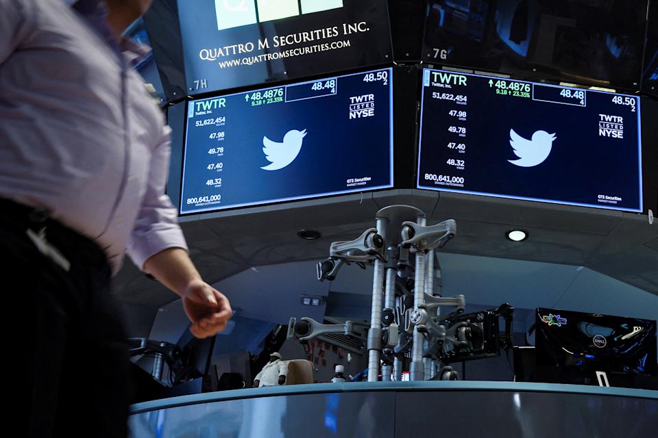 Bildschirme zeigen die Handelsinformationen von Twitter auf dem Parkett der New York Stock Exchange (NYSE) in New York City, USA, 4. April 2022. REUTERS/Brendan McDermid