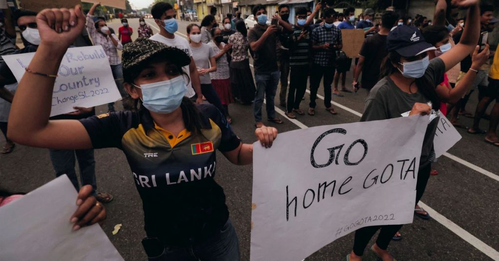 Demonstranten in Sri Lanka widersetzen sich der Ausgangssperre, die Polizei setzt Tränengas auf Studenten ein