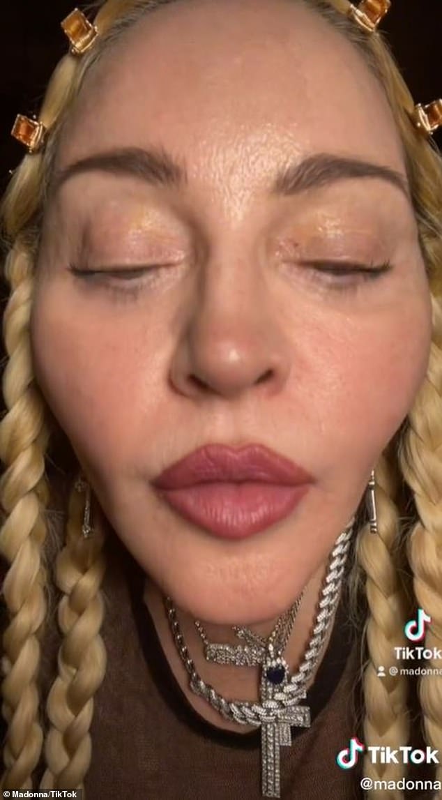 Seltsames Verhalten: Ein TikTok-Video, das Madonna vor den Grammy Awards am Sonntag geteilt hat, ist zu einem Grund zur Sorge für Fans geworden, die sich über ihr Aussehen aufregen.