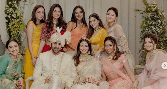 Ranbir Kapoor und Alia Bhatts neue Bilder mit Brautjungfern von einer Hochzeit voller Spaß, Lachen und Liebe