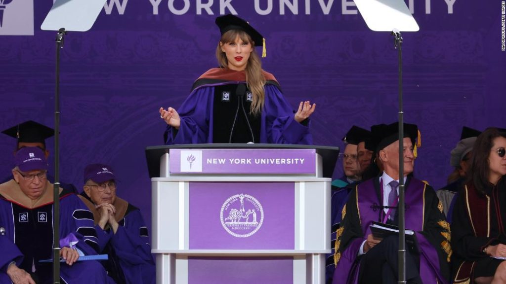 Taylor Swift fordert die Alumni auf, in der Eröffnungsrede der NYU Panik anzunehmen