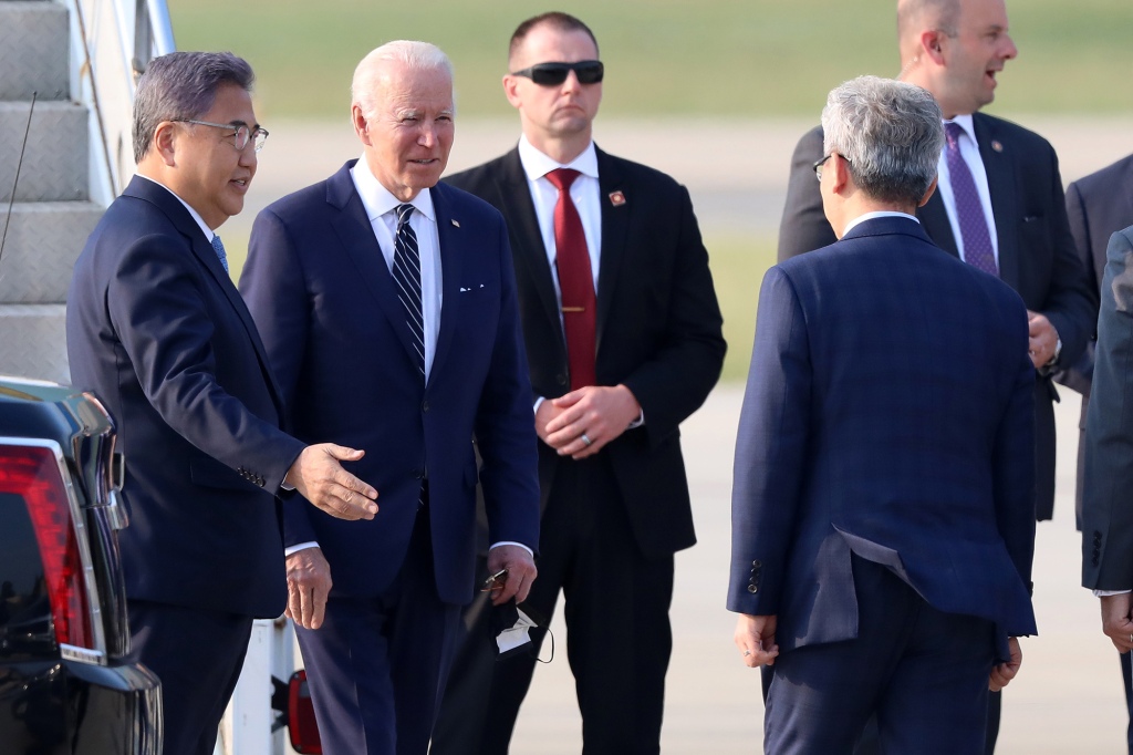 Geheimdienstagenten umringen Biden, als er den südkoreanischen Außenminister Park Jin begrüßt.