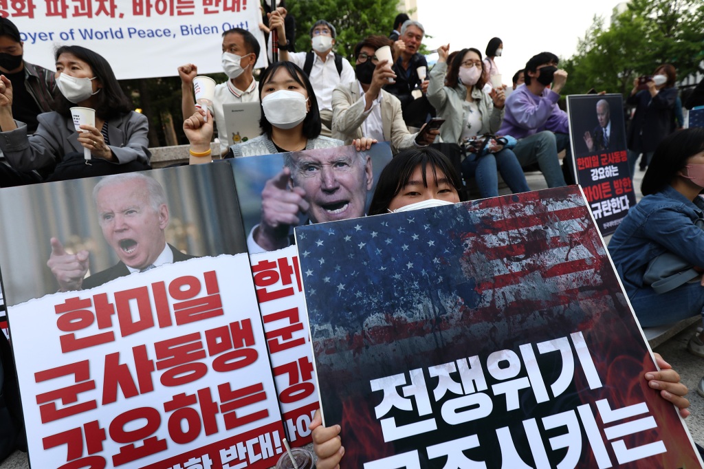 Demonstranten halten am Freitag bei einer Anti-US-Kundgebung in Seoul Plakate hoch.
