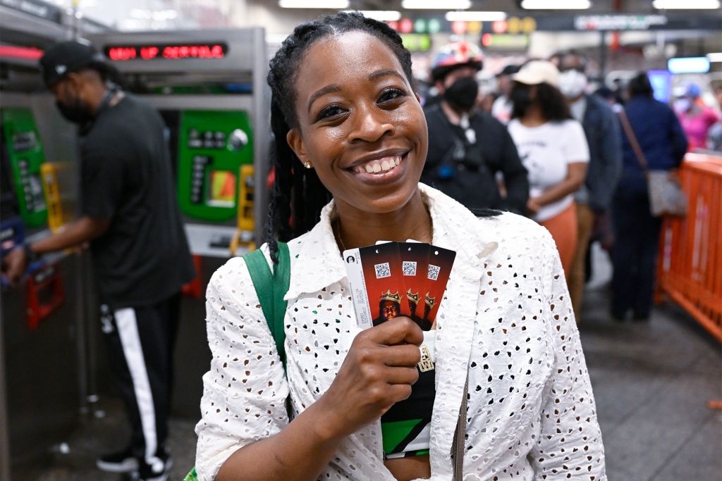 Tatiana Wilkinson, die in Crown Heights lebt, war mehr als glücklich, drei Metro-Tickets zu kaufen, um der Rap-Ikone Biggie Smalls zu gedenken.
