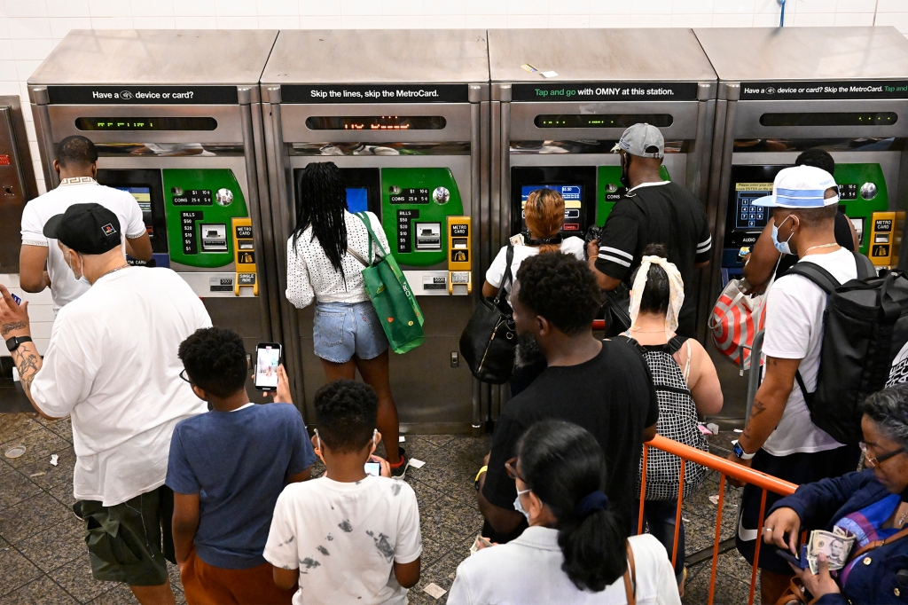 Einige Fans warteten bis zu vier Stunden, um MetroCards mit einem Bild des verstorbenen Rappers Biggie Smalls zu kaufen.