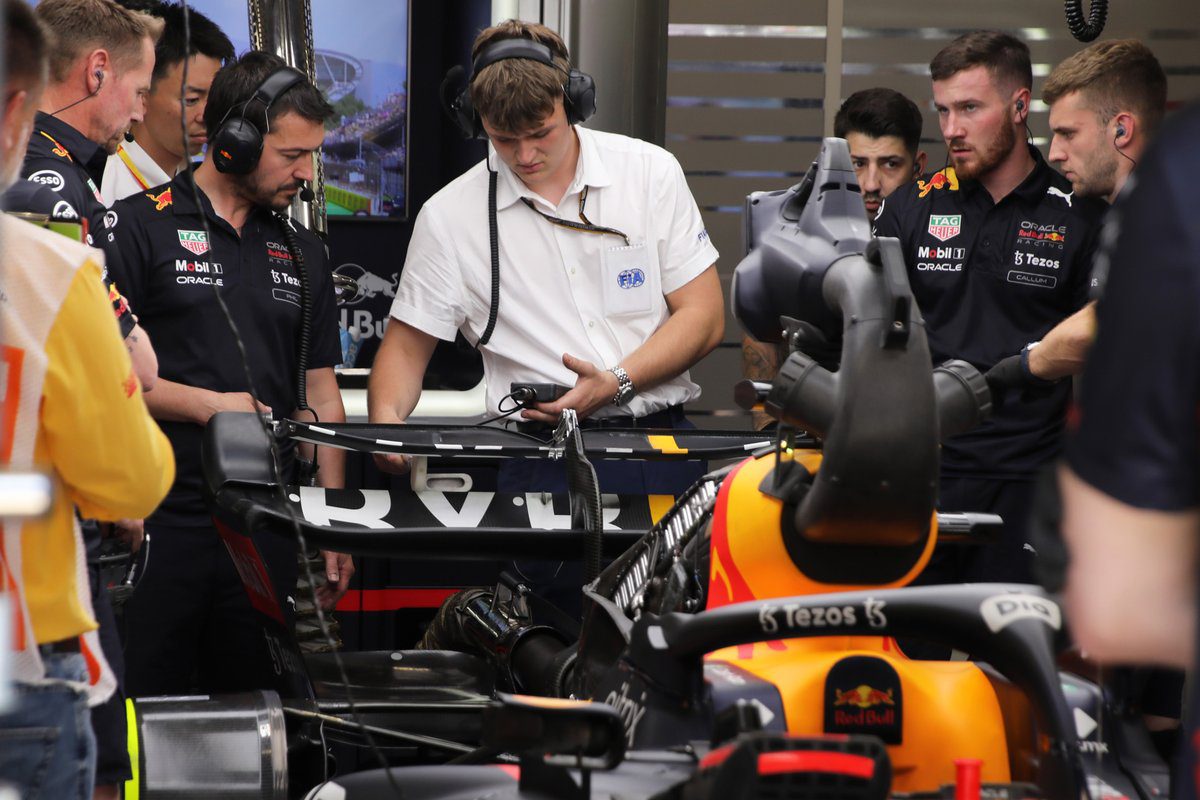 Mechaniker arbeiten an DRS von Max Verstappen, Red Bull RB18