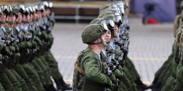 Russisches Militär geht während einer Militärparade anlässlich des 77. Jahrestages des Sieges über Nazi-Deutschland im Zweiten Weltkrieg auf dem Roten Platz im Zentrum von Moskau, 9. Mai 2022.