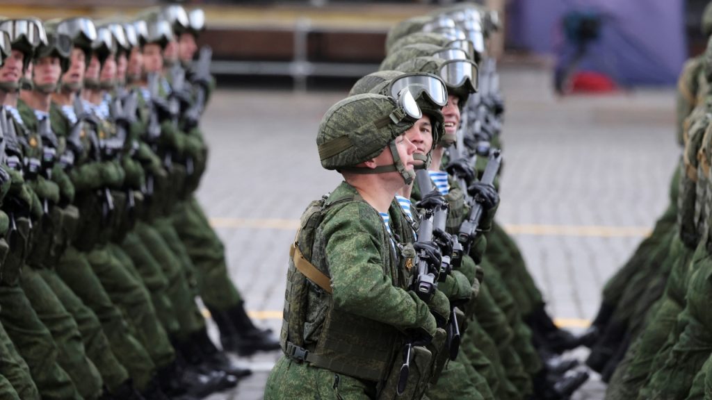 Während der Krieg in der Ukraine weitergeht, hebt Russland die militärische Altersgrenze auf